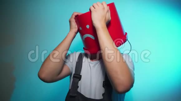 穿着制服的工人头上戴着红色水桶视频的预览图