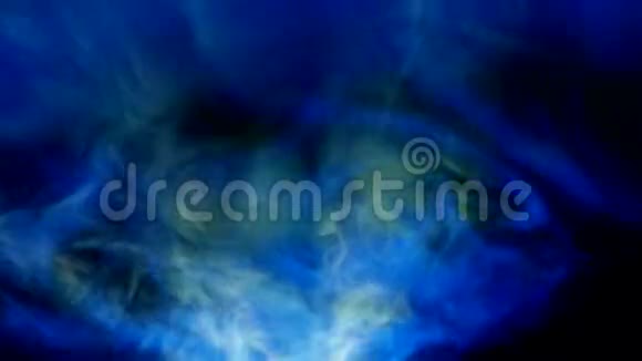 来自投影仪的蓝光通过烟雾扩散特写视频的预览图