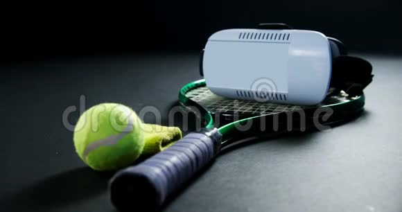 4k演播室的网球球拍和虚拟现实耳机视频的预览图