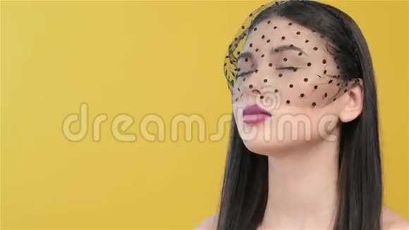 戴着面纱的女人呼吸得很深视频的预览图