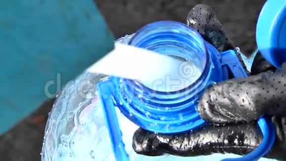 女孩用塑料瓶从消防栓里倒出饮用水视频的预览图
