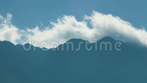 云在范西班山上空视频的预览图