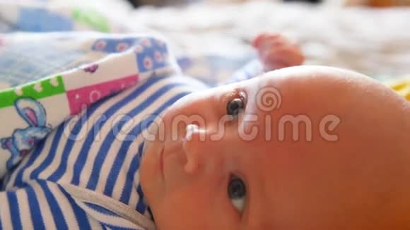 看到一个新生婴儿的眼睛宏观婴儿看近镜头视频的预览图