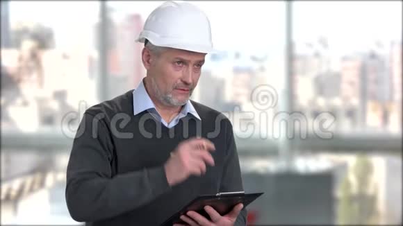 在剪贴板上写安全帽的成熟工程师视频的预览图