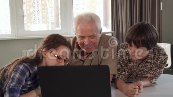 老人和他的孙子们伸出大拇指视频的预览图