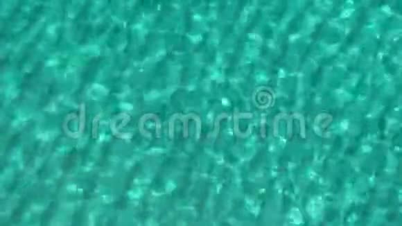 晴天鸟瞰绿松石海蓝色清澈海水表面小波浪的俯视图视频的预览图
