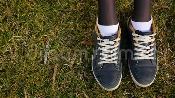 穿着白色袜子和运动鞋的紧身女性脚在绿草上移动姿势和脚踩到位视频的预览图