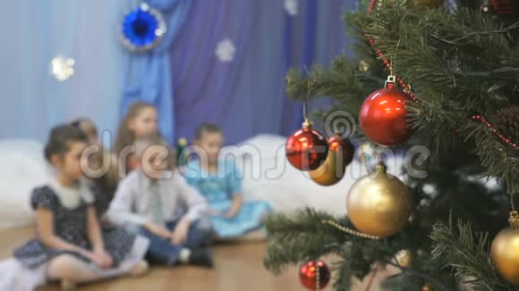 在室内靠近圣诞树的模糊孩子视频的预览图