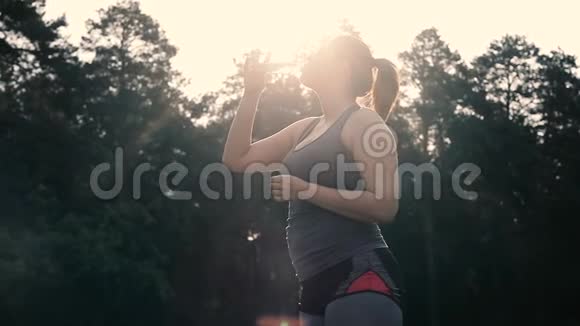 超重妇女在锻炼后饮水视频的预览图