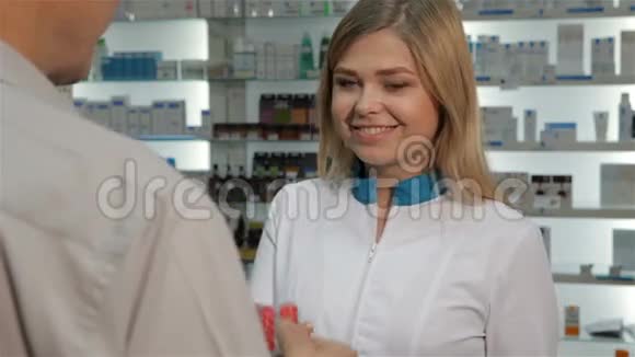 顾客从药店的药剂师那里得了水泡视频的预览图