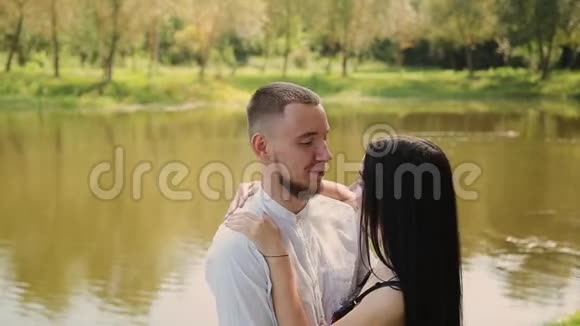 恋人们站在湖岸谈拥抱亲吻视频的预览图