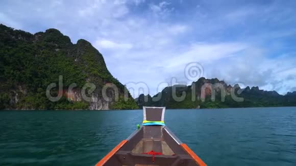 长尾小船在美丽的山峦中沿着陈兰湖扬帆视频的预览图