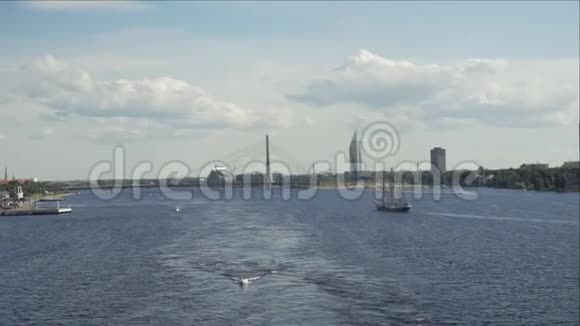 渡船路由水面波浪经船背景里加全景视频的预览图