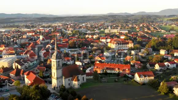 带教堂和城堡的斯洛文尼亚中世纪欧洲小镇斯洛文尼亚比斯特里察空中全景视频的预览图