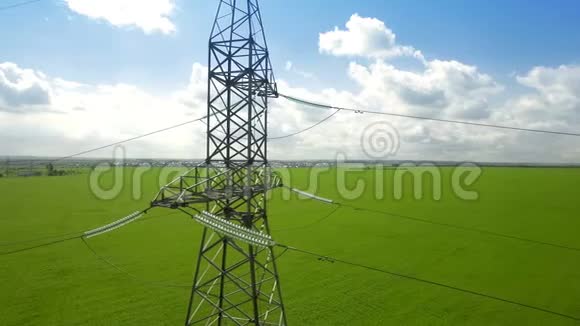 AERIAL高压铁塔夏季蓝天背景绿草全景飞翔视频的预览图