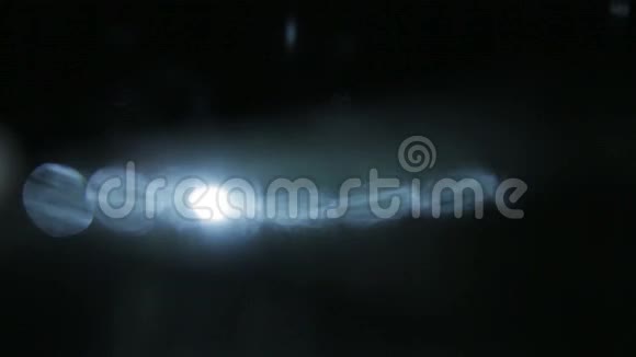移动玻璃透镜耀斑多彩的抽象运动背景在黑暗的房间里快速的光线泄漏视频的预览图
