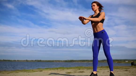 跑步者女士伸展腿与弓筋伸展运动腿伸展健身女运动员放松视频的预览图