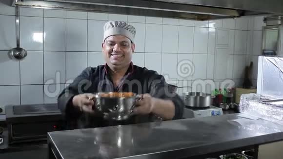 厨师在厨房端菜视频的预览图
