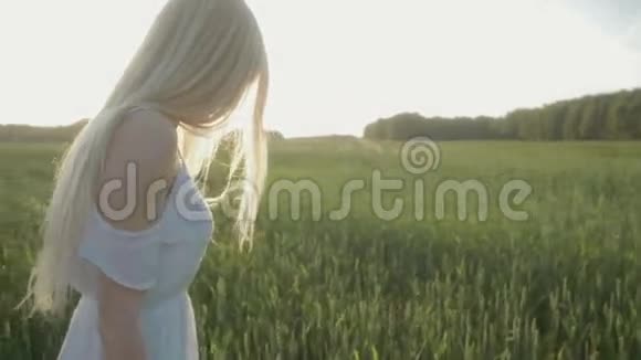 美丽的浪漫女孩跑在田野上视频的预览图