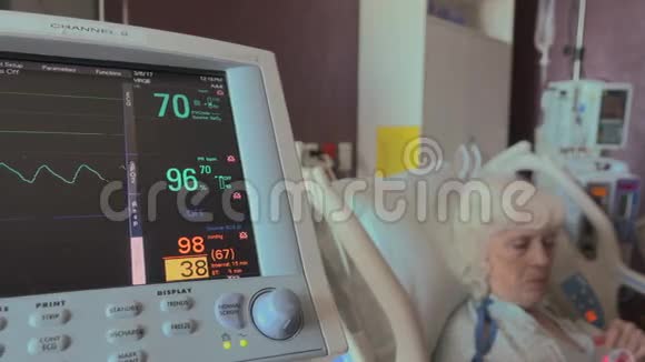 老年无效患者心脏监护仪视频的预览图