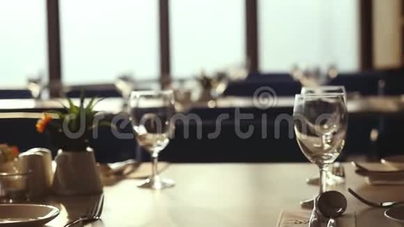 审查大厅与装饰的桌子餐具和椅子在餐厅装饰婚礼庆祝日落慢慢慢慢视频的预览图