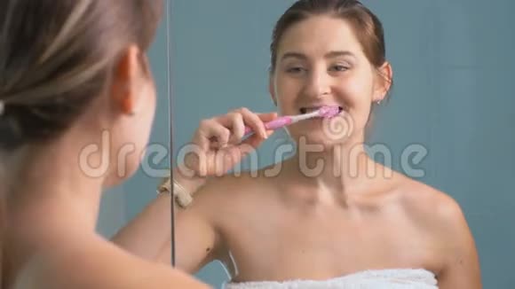 4K视频年轻女商人刷牙和上班迟到视频的预览图