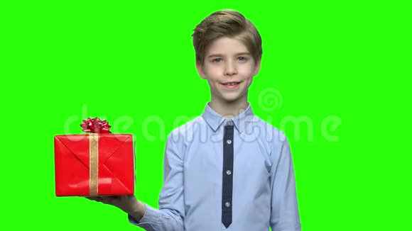 可爱的白种人小男孩拿着红色的礼盒视频的预览图