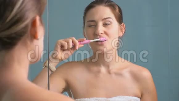 4K小女子早上刷牙的特写镜头视频的预览图