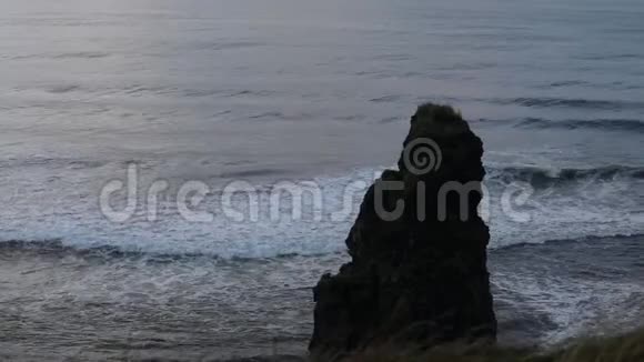 大海上的日出波浪在黑色的沙滩上奔跑岩石和太阳冰岛视频的预览图
