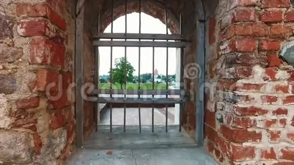 门上的旧城堡里的铁条视频的预览图