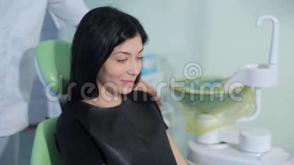 在牙医接待处的漂亮女孩视频的预览图