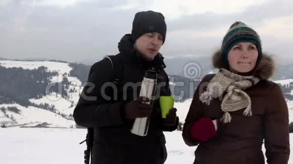 夫妇在山上喝茶视频的预览图