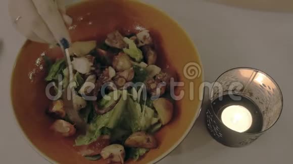与章鱼和蔬菜沙拉一起用餐视频的预览图