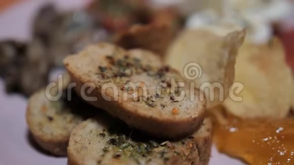 西班牙厨师用约克火腿旋转餐盘薯片黑盐鸡蛋香肠果酱视频的预览图