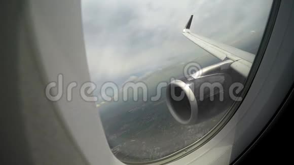 飞机机翼和发动机通过窗户观察飞行中的事故风险视频的预览图