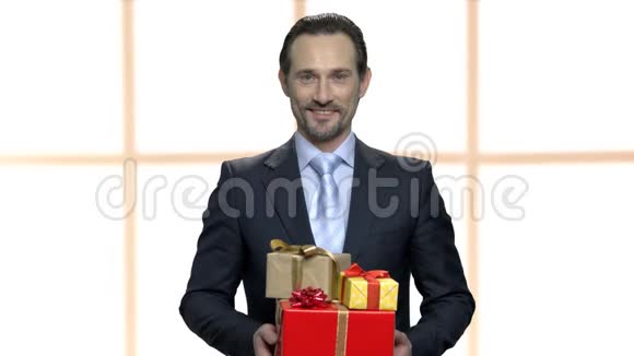 男人送一叠礼物盒视频的预览图