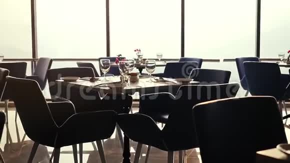 宴会装饰的桌子有餐具为商务中的豪华晚餐准备的优雅装饰的餐桌视频的预览图