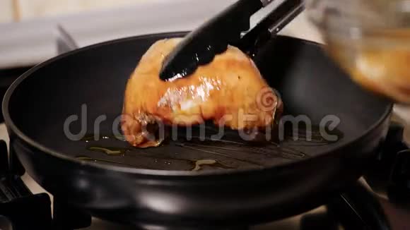 在煎锅里煎鸡把肉放进锅里视频的预览图