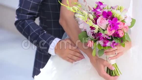 新郎用鲜花拥抱新娘视频的预览图