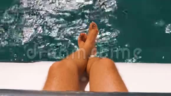 坐在船头的人脚和腿在船上视频的预览图