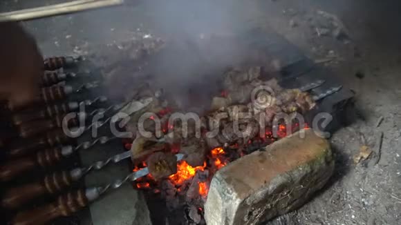 腌制的沙士利克在烧烤架上准备木炭东欧流行的Shashlik或Shish烤肉串视频的预览图