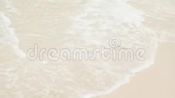 在岛上热带海滩上看到海浪美丽的塞舌尔岛上的海浪立体声视频的预览图
