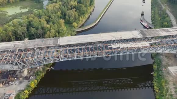公路建设的鸟瞰图包括桥梁跨越运河的立交桥沼泽铁路和公路视频的预览图