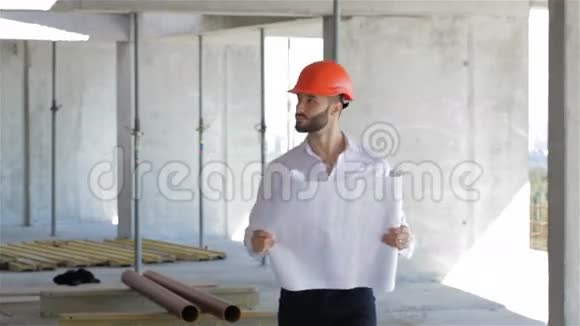 建筑工程师穿过正在施工的建筑物视频的预览图