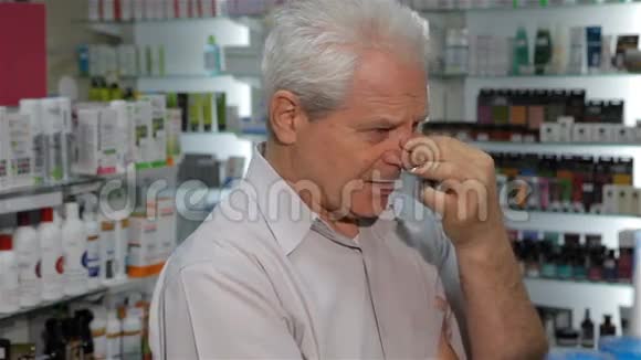 男性顾客在药店里感觉不好视频的预览图