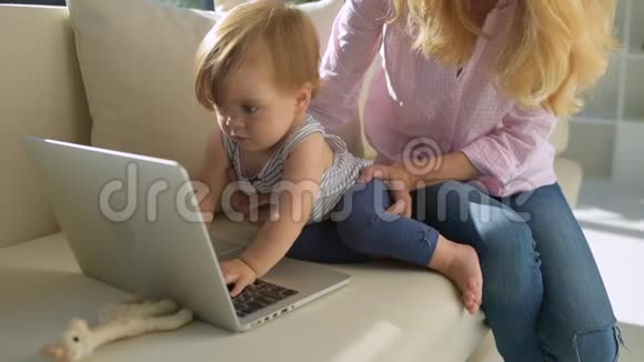 坐在笔记本电脑前的漂亮孩子视频的预览图