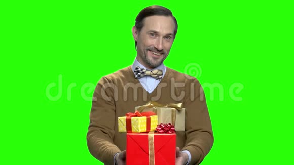 一个快乐的白种人在镜头上赠送礼物盒的肖像视频的预览图