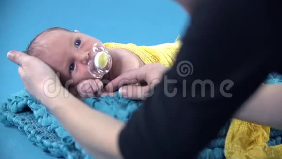 摄影师拿婴儿奶嘴视频的预览图