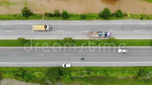 从高空俯瞰公路交通汽车摩托车运输视频的预览图