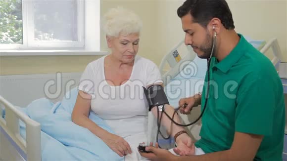 医生测量老年妇女的血压视频的预览图